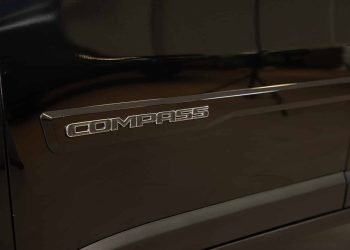 7093557 Friso Compass Cinza Granite Crystal com Emblema Cromado 4