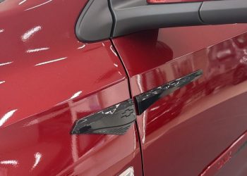 98555419 Aplique Ornamental do Para-lama Onix Hatch , Onix Sedan